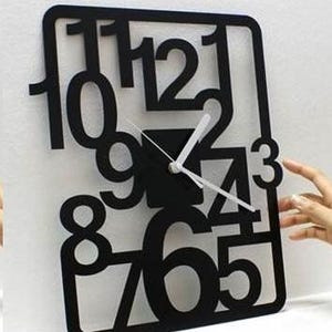 Pode incluir: Relógio de parede quadrado preto com números recortados. O relógio apresenta ponteiros brancos e um design minimalista. Os números estão em uma fonte moderna. É um item decorativo.
