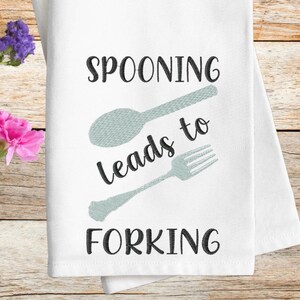 Puede incluir: Toalla de cocina blanca con texto bordado en negro que dice "SPOONING leads to FORKING" con un gráfico de cuchara y tenedor gris.