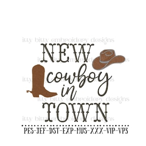 Può includere: Disegno ricamato con uno stivale da cowboy, un cappello da cowboy e il testo "NEW cowboy in TOWN". Il disegno è in nero e marrone su sfondo bianco. Il testo "PES-JEF-DST-EXP-HUS-XXX-VIP-VP3" si trova nella parte inferiore del disegno.