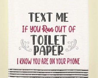 Puede incluir: Toalla de mano blanca con bordado negro y gris que dice "TEXT ME IF YOU RUN OUT OF TOILET PAPER I KNOW YOU ARE ON YOUR PHONE".