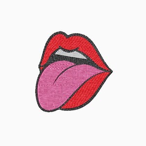 Puede incluir: Labios rojos con una lengua rosa que sobresale. Los labios están delineados en negro.