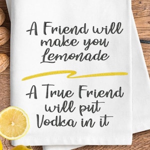 Puede incluir: Toalla de cocina blanca con el texto "A Friend will make you lemonade. A True Friend will put Vodka in it." El texto está en negro con un subrayado amarillo.