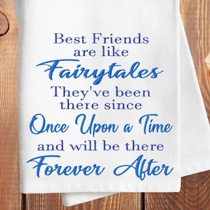 Puede incluir: Toalla de cocina blanca con texto azul que dice "Best Friends are like Fairytales They've been there since Once Upon a Time and will be there Forever After"