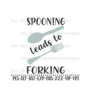 Puede incluir: Sobre un fondo blanco, el texto "SPOONING leads to FORKING" está escrito en negro. Se representa una cuchara y un tenedor en color azul claro. Debajo, formatos de archivos de bordado.