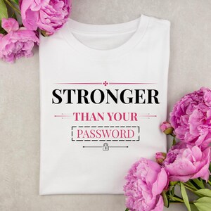 Puede incluir: Camiseta blanca con el texto "STRONGER THAN YOUR PASSWORD" en negro y rosa. El diseño incluye un icono de candado. Peonías rosas están dispuestas alrededor de la camiseta.