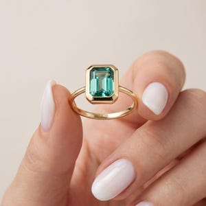 Anello con smeraldo incastonato in oro massiccio 14 carati / Anello minimalista con pietra portafortuna verde di maggio, regalo per lei / Solitario protettivo moderno di lusso in oro 10 carati e 18 carati