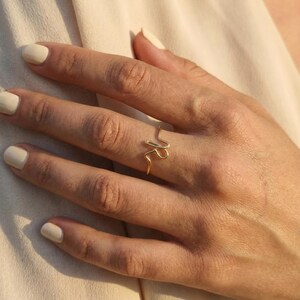 14k massief gouden eerste ring met schrift, minimaal handschrift sierlijk stapelbandje afbeelding 5