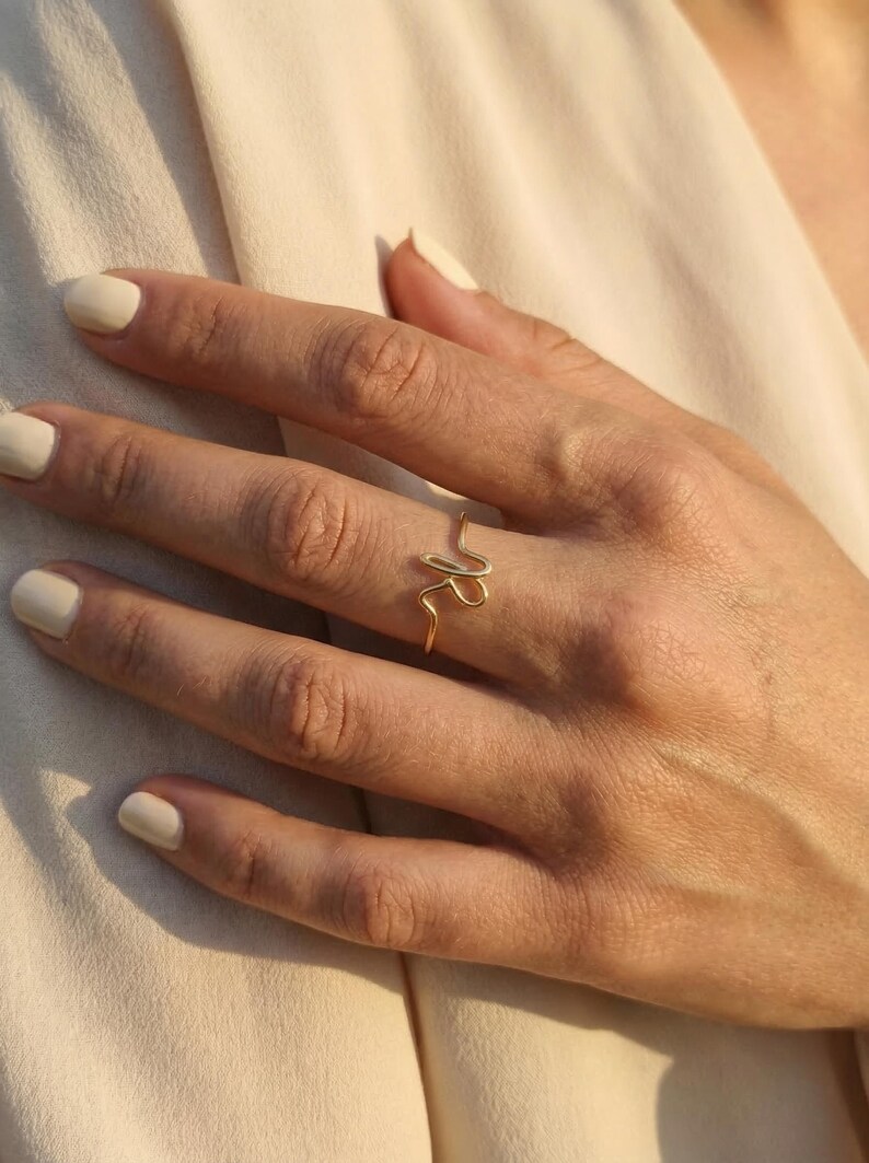 14k massief gouden eerste ring met schrift, minimaal handschrift sierlijk stapelbandje afbeelding 5