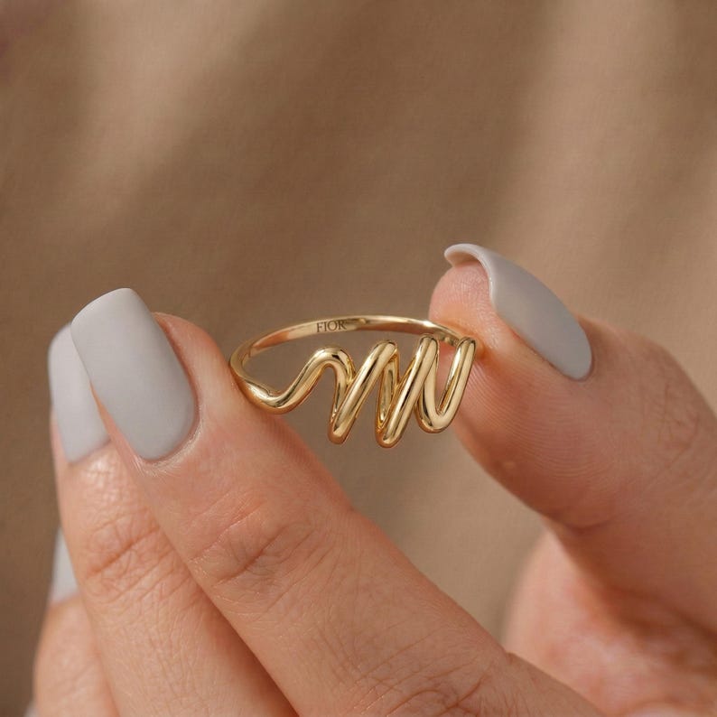 14k massief gouden eerste ring met schrift, minimaal handschrift sierlijk stapelbandje afbeelding 1