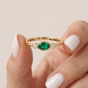 Anillo de oro macizo de 14 quilates con esmeralda ovalada y diamantes redondos / Anillo delicado con piedra de nacimiento / Anillo apilable de oro de 10 quilates y 18 quilates para novias / Regalo con piedra de nacimiento de mayo para ella
