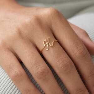 14k massief gouden eerste ring met schrift, minimaal handschrift sierlijk stapelbandje afbeelding 3