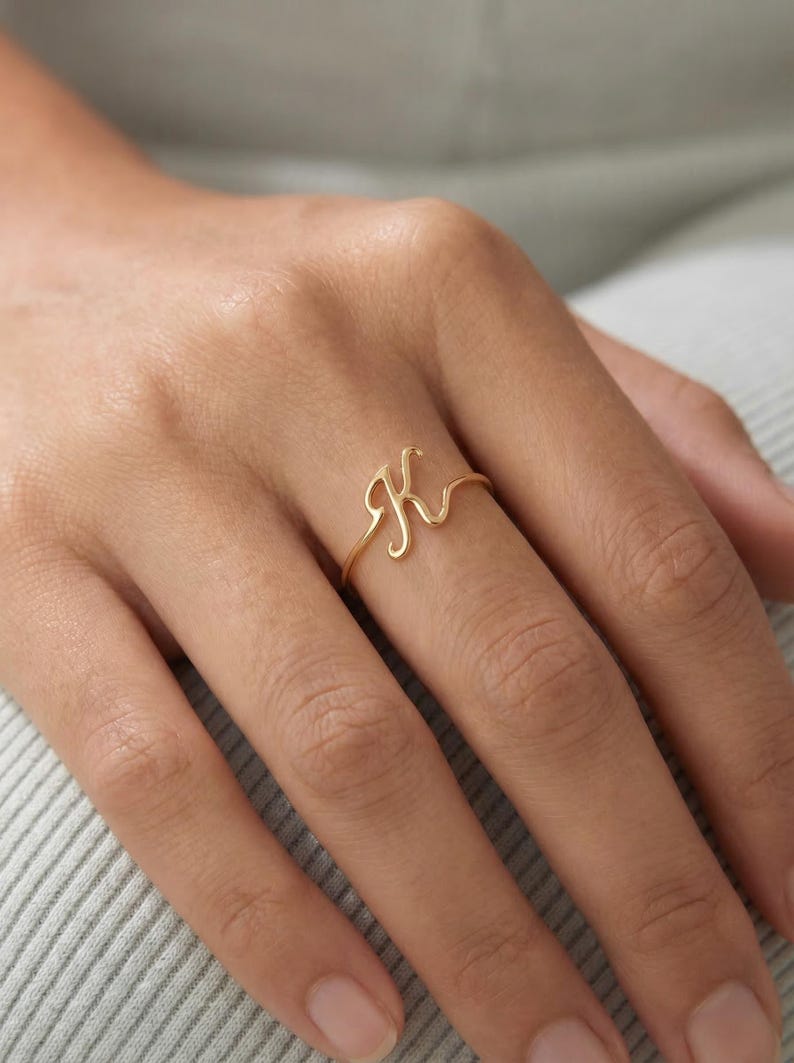 14k massief gouden eerste ring met schrift, minimaal handschrift sierlijk stapelbandje afbeelding 3