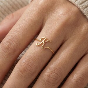 14k massief gouden eerste ring met schrift, minimaal handschrift sierlijk stapelbandje afbeelding 4