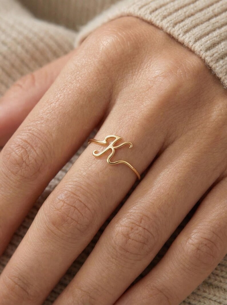 14k massief gouden eerste ring met schrift, minimaal handschrift sierlijk stapelbandje afbeelding 4