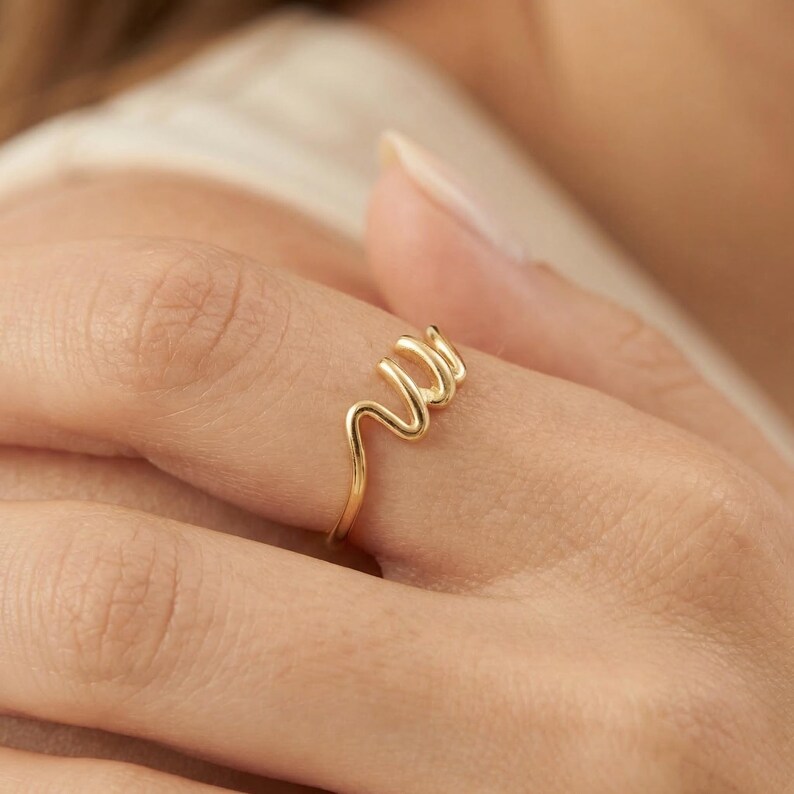 14k massief gouden eerste ring met schrift, minimaal handschrift sierlijk stapelbandje afbeelding 7