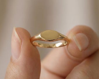 Massief gouden ovale zegelring: sierlijke pinkring voor dames, gepersonaliseerde sieraden