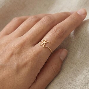 14k massief gouden eerste ring met schrift, minimaal handschrift sierlijk stapelbandje afbeelding 6