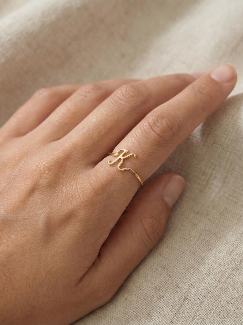 14k massief gouden eerste ring met schrift, minimaal handschrift sierlijk stapelbandje afbeelding 6