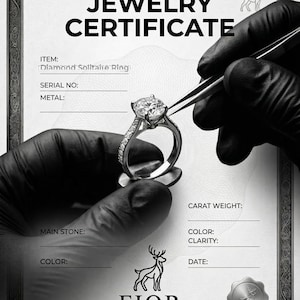 Può includere: Un anello solitario con diamante è presentato su un certificato di gioielleria. Il certificato presenta le parole "JEWELRY CERTIFICATE" in alto. L'anello è tenuto con delle pinzette e il certificato ha campi vuoti.