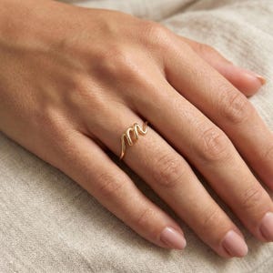 14k massief gouden eerste ring met schrift, minimaal handschrift sierlijk stapelbandje afbeelding 2