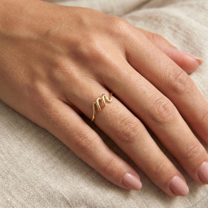 14k massief gouden eerste ring met schrift, minimaal handschrift sierlijk stapelbandje afbeelding 2