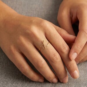 14k massief gouden eerste ring met schrift, minimaal handschrift sierlijk stapelbandje afbeelding 8