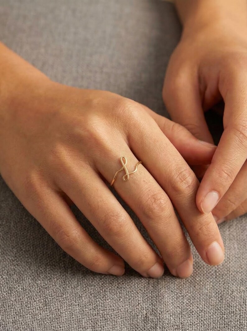14k massief gouden eerste ring met schrift, minimaal handschrift sierlijk stapelbandje afbeelding 8