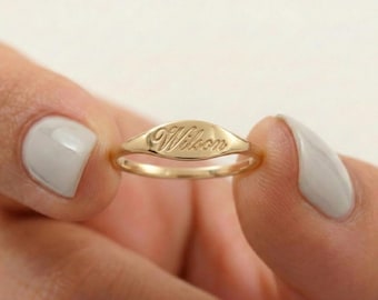 Gepersonaliseerde massief gouden zegelring: sierlijk gegraveerd pinkbandje