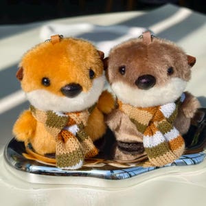 Plüsch Otter Schlüsselanhänger - 10 cm Tier Taschenanhänger mit Schal, Kawaii Plüschtier Schlüsselanhänger, Geburtstagsgeschenk