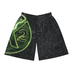 Op de afbeelding: Zwarte sportbroek met een neon groen ontwerp. Het ontwerp heeft een gloeiend groen nummer 2 in een geometrische vorm. De shorts hebben een donker, geometrisch patroon aan de rechterkant.
