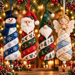 Può includere: Quattro decorazioni natalizie sospese raffiguranti un pupazzo di neve con cilindro, Babbo Natale, uno gnomo con cappello a punta e un angelo con ali. Ogni figura ha un corpo trapuntato a spirale con motivi festivi e una campanella dorata alla base.