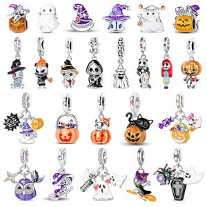 Pode incluir: Uma coleção de berloques de metal prateado com temas de Halloween, incluindo abóboras, fantasmas, bruxas, gatos, caveiras e esqueletos. Cada berloque possui um pequeno elo para fixação, com detalhes em esmalte laranja, roxo, preto e branco.