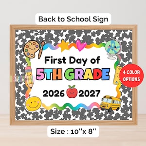 Könnte beinhalten: Ein gerahmtes Schulanfangsschild mit den Maßen 25,4 cm x 20,3 cm und einem schwarz-weißen Kuhfellmuster-Rand. In der Mitte steht der Text First Day of 5TH GRADE 2026 2027, umgeben von bunten schulbezogenen Symbolen wie einem Globus und Bus.