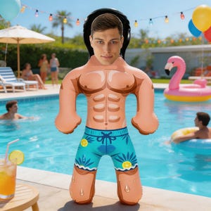 Könnte beinhalten: Ein aufblasbares Poolspielzeug in Form eines muskulösen Torsos mit einem Gesicht. Das Spielzeug ist hellbraun mit blauen Badeshorts mit einem Blumen- und Zitronenmuster. Der Hintergrund umfasst einen Swimmingpool und Personen.