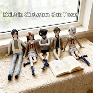 Könnte beinhalten: Fünf Puppen im Anime-Stil mit beweglichen Skeletten sind auf einer Fensterbank angeordnet. Die Puppen tragen Schuluniformen und Freizeitkleidung. Eine Puppe liest ein Buch. Der Text "Built in Skeleton Can Pose" befindet sich über den Puppen.