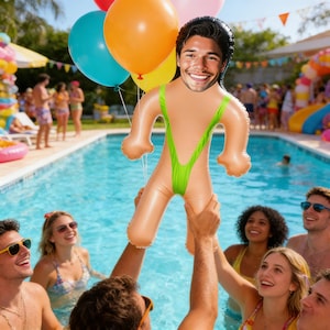 Könnte beinhalten: Eine aufblasbare Puppe mit einem lächelnden Gesicht und einem grünen Badeanzug wird von einer Gruppe von Personen in einem Pool gehalten. Bunte Luftballons schweben über der Puppe. Andere Personen sind im Pool und auf dem Deck.