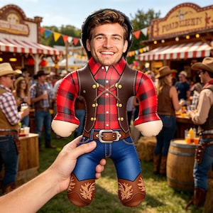 Könnte beinhalten: Aufblasbare Puppe mit dem Gesicht eines Mannes, bekleidet mit einem rot-schwarz karierten Hemd, einer braunen Weste, einer blauen Jeans und Cowboy-Stiefeln. Die Puppe wird vor einem verschwommenen Hintergrund eines Jahrmarkts gehalten.