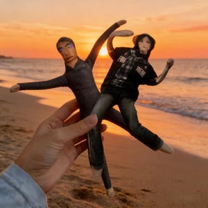 Puede incluir: Dos muñecos hechos a mano en poses dinámicas, sobre un fondo de playa al atardecer. Uno de los muñecos lleva un atuendo gris oscuro, el otro una camiseta negra con la palabra "REAM" y vaqueros. Los brazos de los muñecos están extendidos, creando una sensación de movimiento.