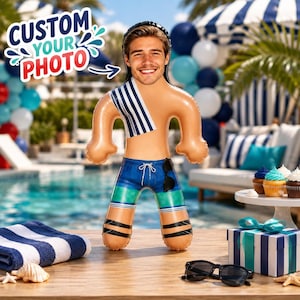 Könnte beinhalten: Ein aufblasbares Schwimmtier in Menschenform mit einem benutzerdefinierten Fotogesicht, das ein blau-weiß gestreiftes Handtuch über der Schulter und eine blaue Badehose mit weißem Kordelzug trägt. Das Design zeigt eine aufgedruckte schwarze Sonnenbrille.