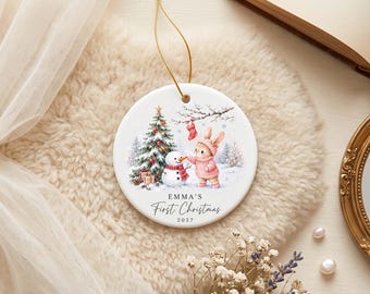 Personalisierter Weihnachtsbaumschmuck für Mädchen, individuelle Erinnerung an das erste Weihnachtsfest, rosa Hasen-Keramikornament, Weihnachtsgeschenk für Neugeborene