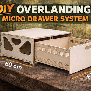 Puede incluir: Un letrero de madera hecho a mano con el texto "Welcome to our home" en un estilo manuscrito. El letrero pintado de blanco presenta letras negras y un acabado envejecido, ideal para la decoración del hogar.