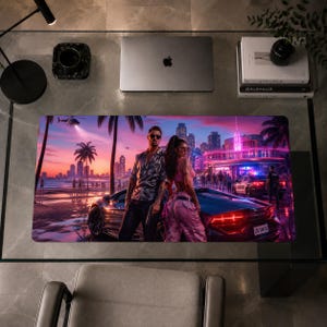 Peut inclure: Un tapis de bureau rectangulaire présentant une illustration numérique vibrante d'une personne en chemise à motifs et d'une autre en pantalon rose près d'une voiture de sport sombre sur une plage au coucher du soleil, avec une ville et des palmiers.