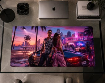 Peut inclure: Un tapis de bureau rectangulaire présentant une illustration numérique vibrante d'une personne en chemise à motifs et d'une autre en pantalon rose près d'une voiture de sport sombre sur une plage au coucher du soleil, avec une ville et des palmiers.