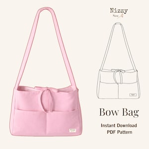 Op de afbeelding: Een set van drie keramische mokken met een gespikkelde, matte afwerking. De mokken zijn in crème, lichtgrijs en donkergrijs. Elke mok heeft een eenvoudig, minimalistisch ontwerp en een afgeronde handgreep.