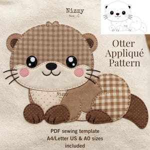 Puede incluir: Un patrón de aplique de nutria con cabeza y cuerpo de cuadros vichy marrones, con patas y cola de lunares marrón oscuro. El diseño incluye mejillas rosas, ojos negros y el texto Nizzy Nest, Otter Appliqué Pattern, y PDF sewing template A4/Letter US & A0 sizes included.