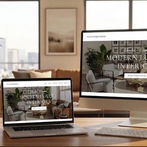 Puede incluir: Un ordenador portátil y un ordenador de sobremesa muestran un sitio web de "Modern Luxury Interiors" en un escritorio de madera. El sitio web muestra diseño de interiores con imágenes de muebles y decoración. La escena está ambientada en un espacio de vida moderno y bien iluminado.