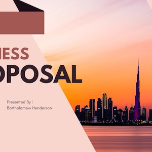 Könnte beinhalten: Eine Geschäftsvorstellung mit dem Titel "BUSINESS PROPOSAL" in großen, dunkelbraunen Buchstaben. Der Hintergrund zeigt eine Stadtsilhouette vor einem Sonnenuntergangshimmel. Die Präsentation ist für 2025-2026.