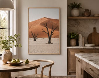 Stampa digitale di un paesaggio desertico della Namibia con alberi, dune di terracotta, arte boho giapponese (download digitale)