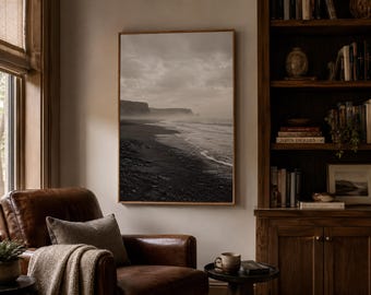 Stampa di una suggestiva spiaggia di sabbia nera, fotografia di paesaggio costiero, decorazione in stile giapponese (stampa artistica)