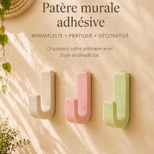 Peut inclure: Trois patères murales adhésives de couleur crème, rose et verte, fixées sur un mur beige. Les crochets ont un design rainuré et une forme en J incurvée. Le texte indique "Minimaliste, Pratique, Décoratif."